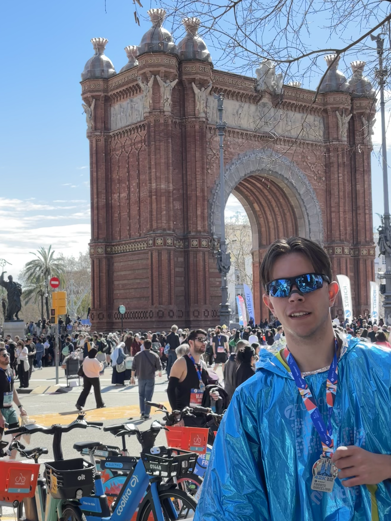 Mirko con la medaglia della Maratona di Barcellona davanti all'Arco di Trionfo